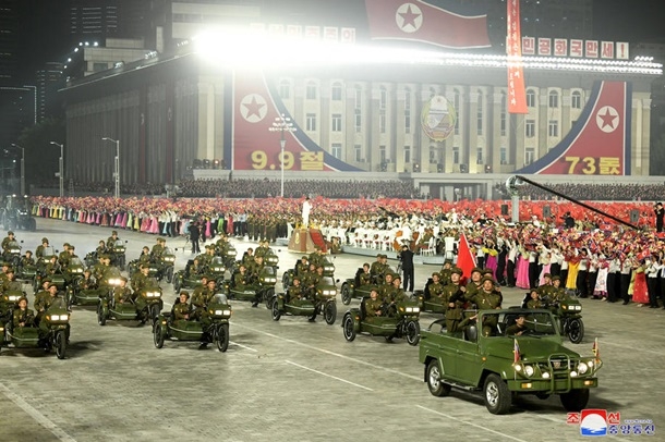 В КНДР прошел ночной военный парад в честь 73 годовщины основания страны (фото)