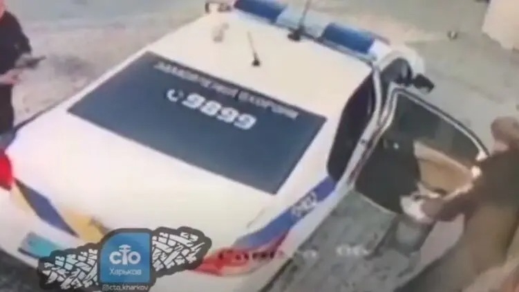 В Донецкой области полицейские украли урну, установленную у автомойки (видео)