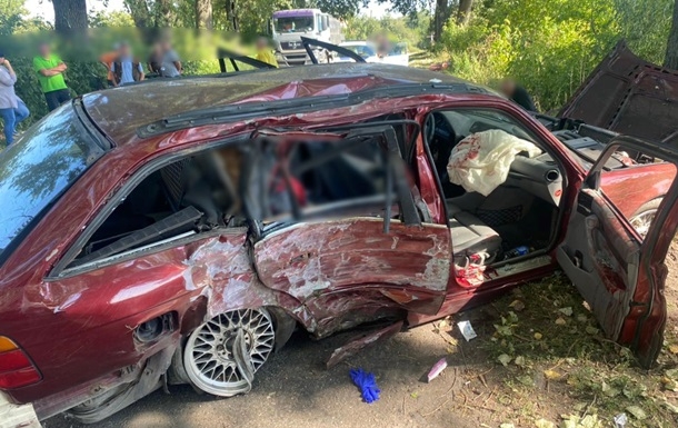 В Киевской области пьяный водитель врезался в дерево: погибла пассажирка 