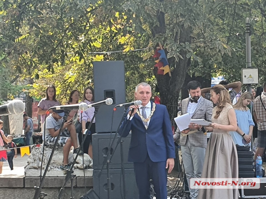 Песни, танцы и праздник свадьбы: как проходит торжественное открытие Дня города в Николаеве