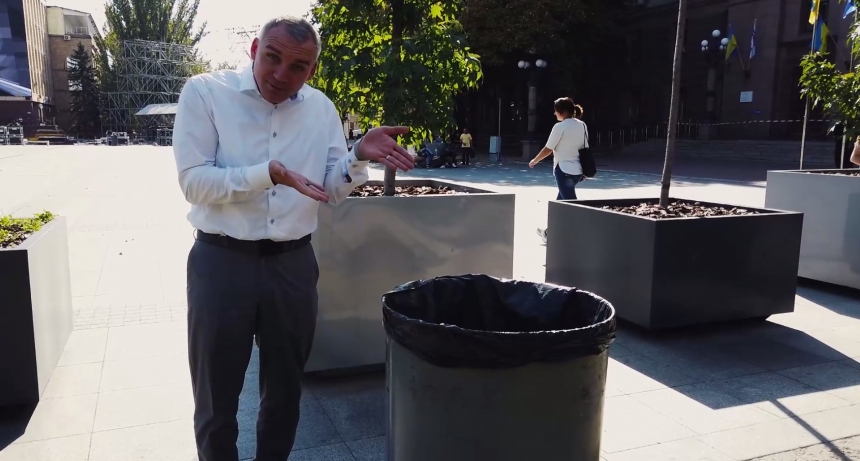 Сенкевич показал николаевцам, как правильно выкидывать мусор и вести себя на дорогах (видео)