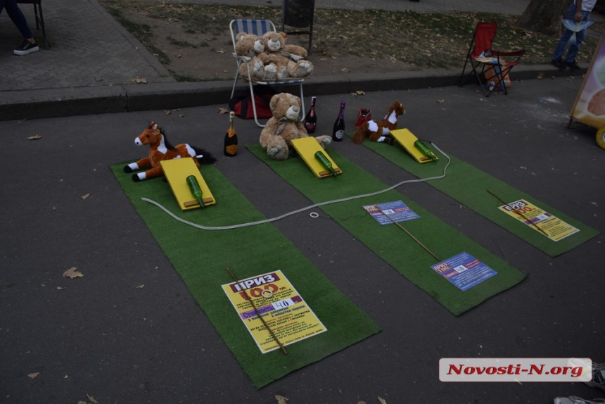 Площадь окутал дым от шашлыков: как празднуют николаевцы (фото)