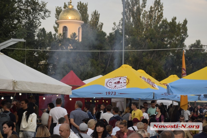 Площадь окутал дым от шашлыков: как празднуют николаевцы (фото)