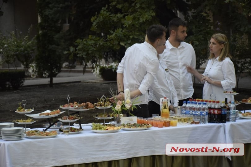 Ко Дню города мэр Сенкевич организовал «алкопати» для избранных во дворе горсовета 