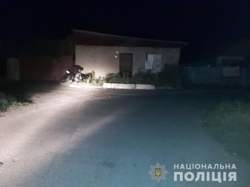 В Николаевской области мотоциклист не справился с управлением и врезался в жилой дом