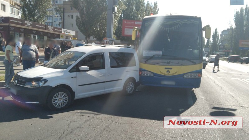 В Николаеве пассажирский автобус столкнулся с минивэном