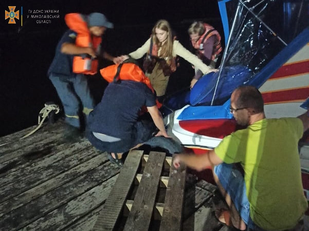 В Николаевской области спасатели транспортировали больного по морю