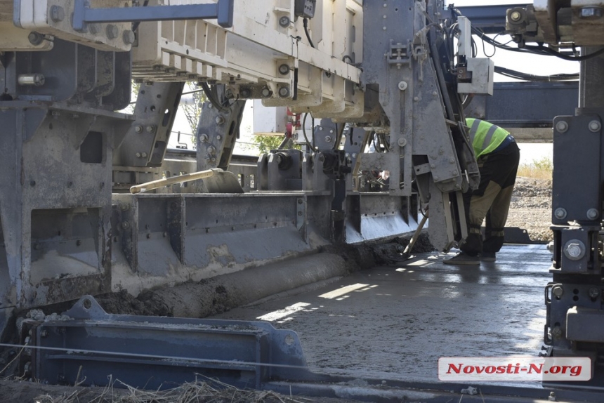 Как строят «бетонку» на въезде в Николаев (фоторепортаж)