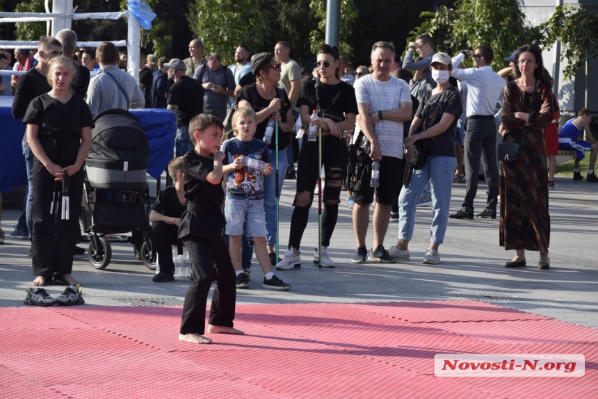 Как в Николаеве на главной площади проходит фестиваль единоборств (фоторепортаж)