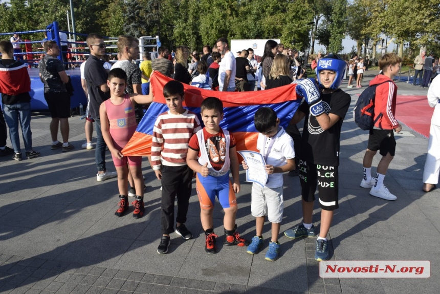 Как в Николаеве на главной площади проходит фестиваль единоборств (фоторепортаж)