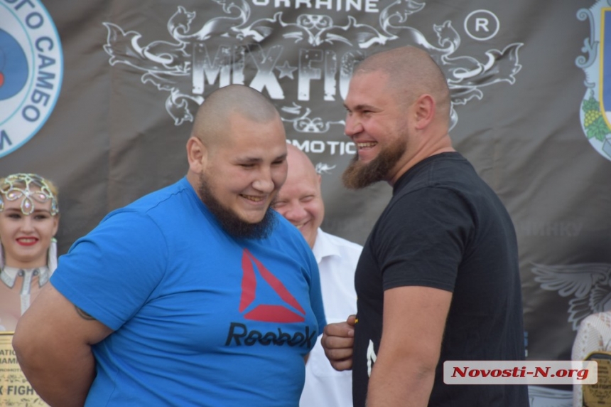 В Николаеве состоялась церемония взвешивания участников зрелищных боев по Mix Fight (фото)