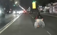 В Киеве мужчина на инвалидной коляске едва не устроил ДТП, выехав на дорогу
