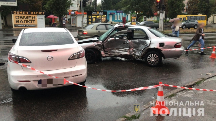 В Одессе полицейский на «Мазде» пролетел на красный и врезался в «Киа» — водитель погиб