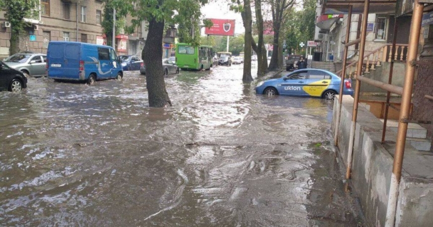 В Одессе ливень затопил улицы, машины «плывут» (видео)
