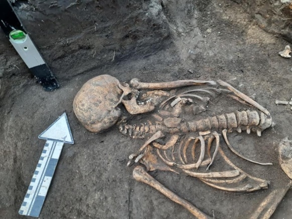 В Хмельницкой области нашли древнее захоронение женщины с кольцами на пальцах (фото)