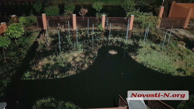 Порыв канализационного коллектора в Николаеве: местные жители показали ущерб от зловонной реки