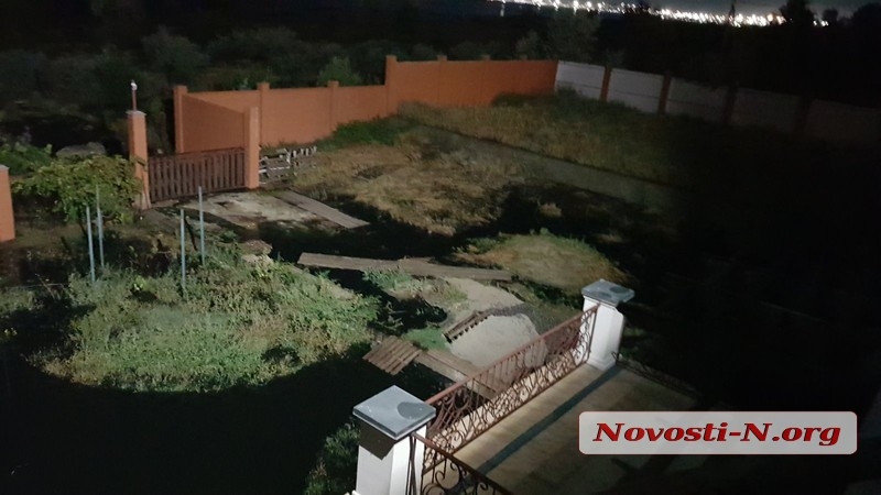 Порыв канализационного коллектора в Николаеве: местные жители показали ущерб от зловонной реки