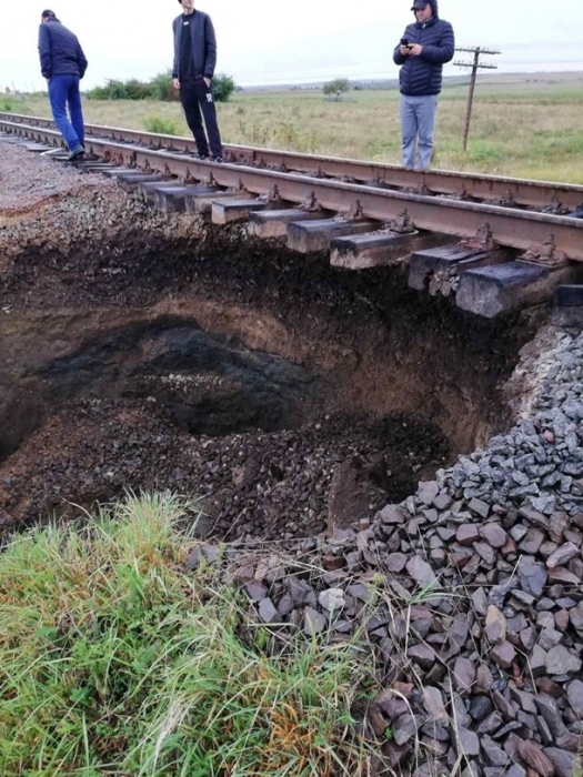 Поезд Черновцы - Киев изменил маршрут после обвала грунта в районе карстовых пещер