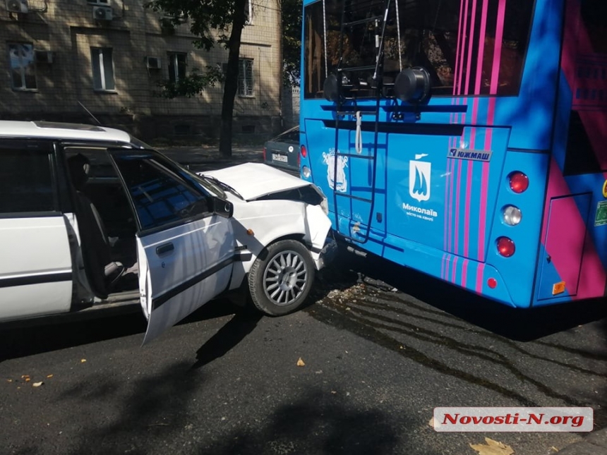 В центре Николаева «Ниссан» врезался в новый троллейбус — пострадали две женщины и ребенок