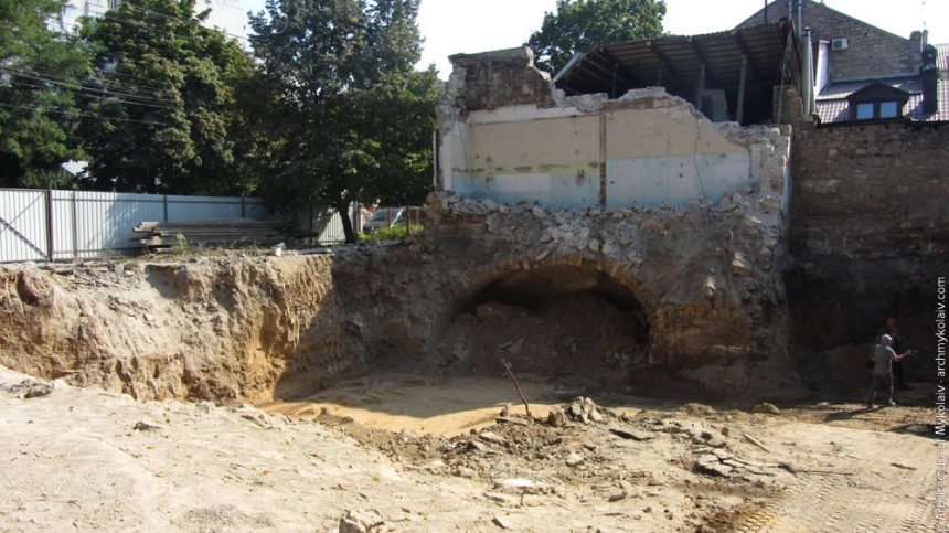 Загадочная арка, обнаруженная в центре Николаева: что было над ней в разные периоды