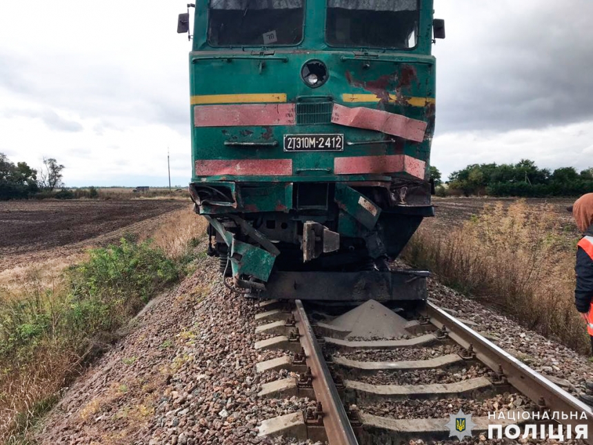 В Николаевской области локомотив протаранил самосвал — водитель погиб