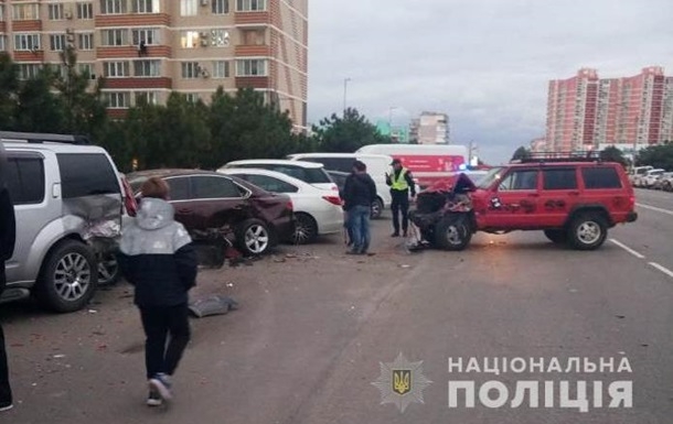В Черноморске подросток без спроса взял у мамы машину и протаранил шесть авто