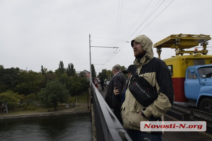 В Николаеве развели мосты — из акватории завода выходит «Геническ»