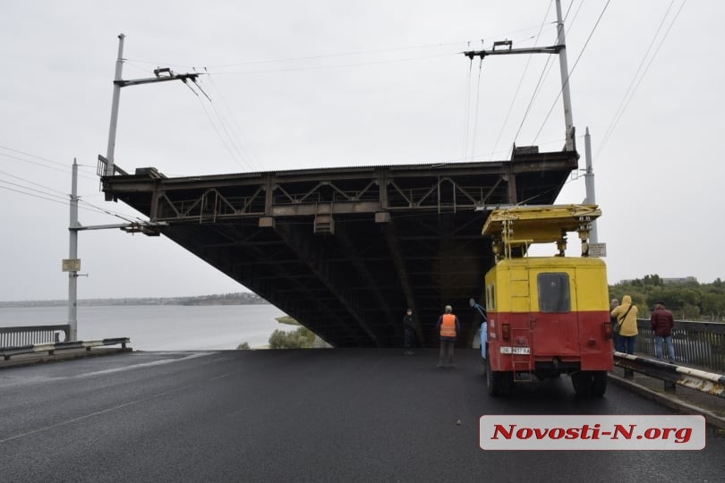 В Николаеве развели мосты — из акватории завода выходит «Геническ»