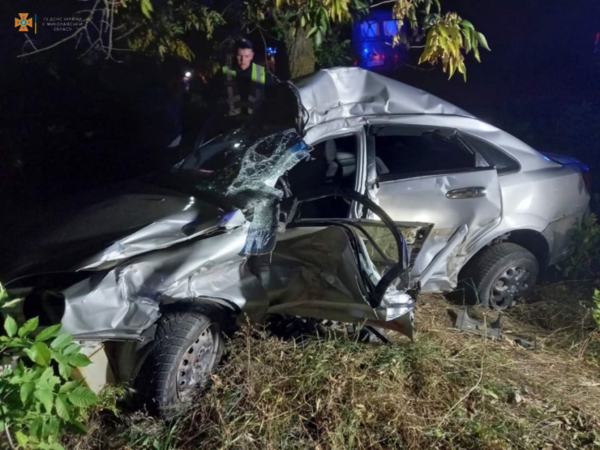 На трассе в районе Коблево Chevrolet столкнулся с фурой и слетел в кювет: водителя доставали спасатели