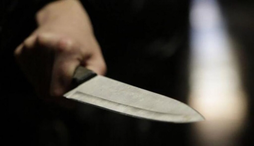 В Херсоне дедушку ударили ножом в спину прямо на улице — он отказался обращаться в полицию