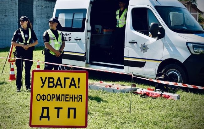 В Одесской области Mercedes врезался в опору моста: пострадали полицейские