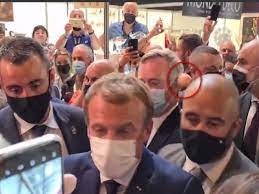 В президента Франции бросили яйцо (видео)