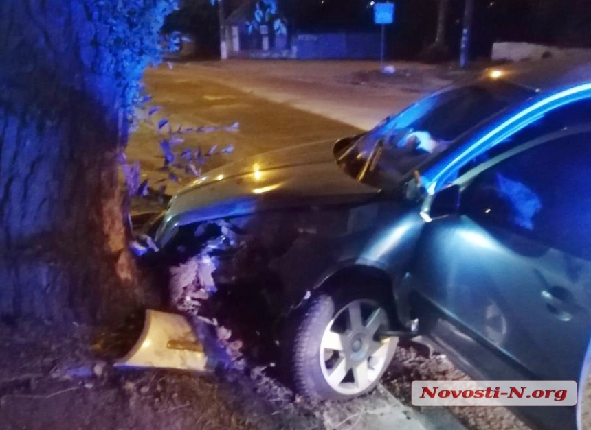 Ночью в Николаеве «Шкода» врезалась в дерево: водитель госпитализирован
