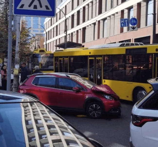 В Киеве Peugeot на высокой скорости въехал в автобус с детьми – пострадали двое школьников