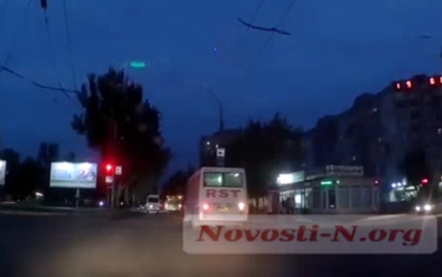 В центре Николаева маршрутка «пролетела» на «красный» (видео)