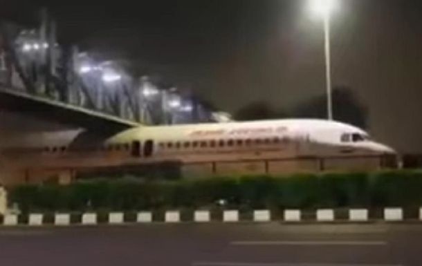 В Индии самолет застрял под пешеходным мостом