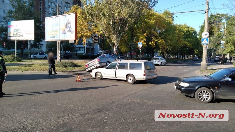 В центре Николаева «Вольво» врезался в «Волгу»: трое пострадавших