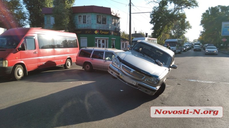 В центре Николаева «Вольво» врезался в «Волгу»: трое пострадавших