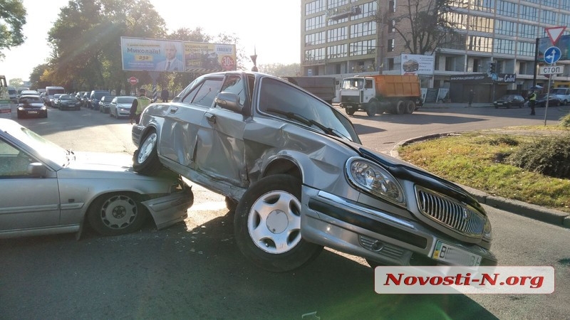 В центре Николаева «Вольво» врезался в «Волгу»: трое пострадавших