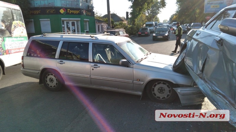 В центре Николаева «Вольво» врезался в «Волгу»: трое пострадавших