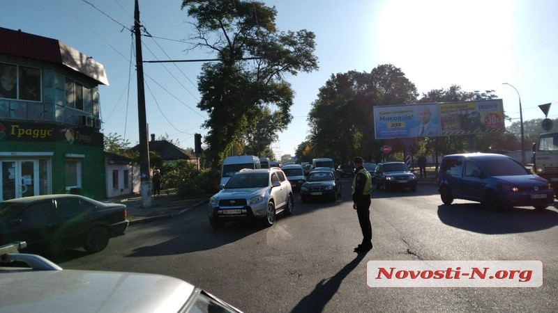 В центре Николаева «Вольво» врезался в «Волгу»: трое пострадавших