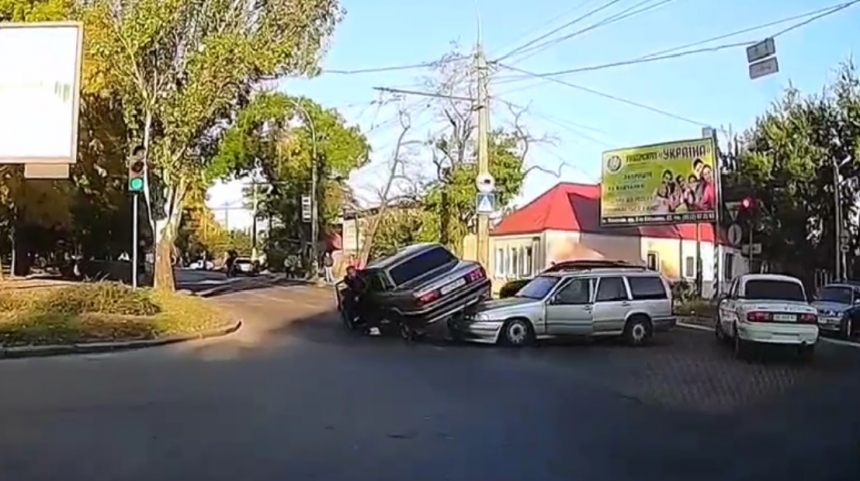 Появилось видео момента столкновения «Вольво» и «Волги» в Николаеве