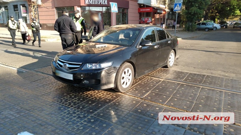 В центре Николаева «Хонда» сбила маму с ребенком, ехавших на электросамокате