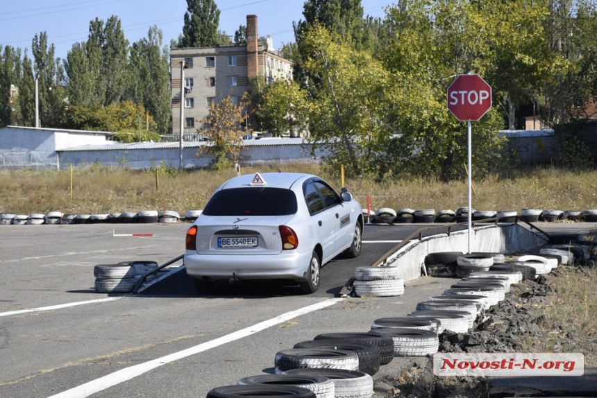 В Николаеве открыли первую площадку для сдачи экзамена на права