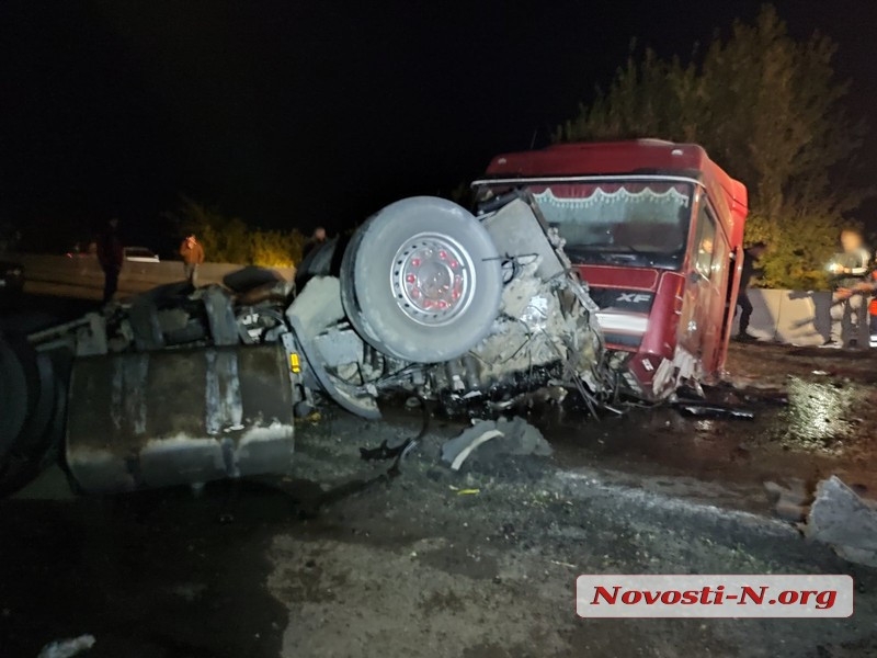 Под Николаевом пьяный водитель перевернул зерновоз: Баштанская трасса полностью заблокирована