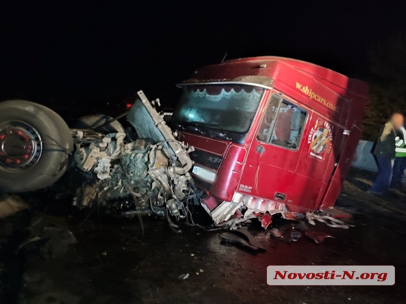 Под Николаевом пьяный водитель перевернул зерновоз: Баштанская трасса полностью заблокирована