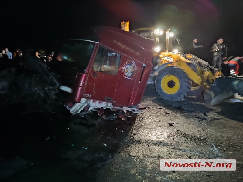 Под Николаевом пьяный водитель перевернул зерновоз: Баштанская трасса полностью заблокирована