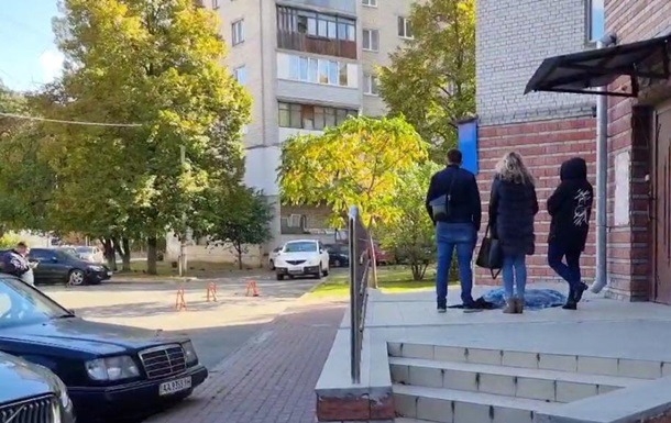 В Киеве 13-летняя школьница выбросилась с балкона 10-го этажа