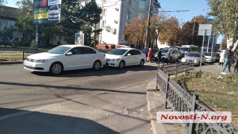 В центре Николаева «Хонда» въехала в «Фольксваген»: на проспекте пробка