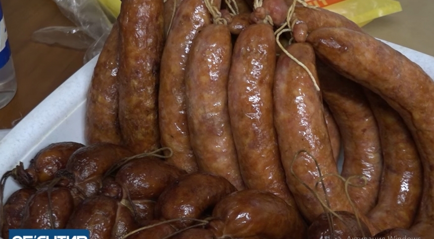 В подвале николаевского рынка обнаружили колбасный цех: проверяющих не пустили (видео)